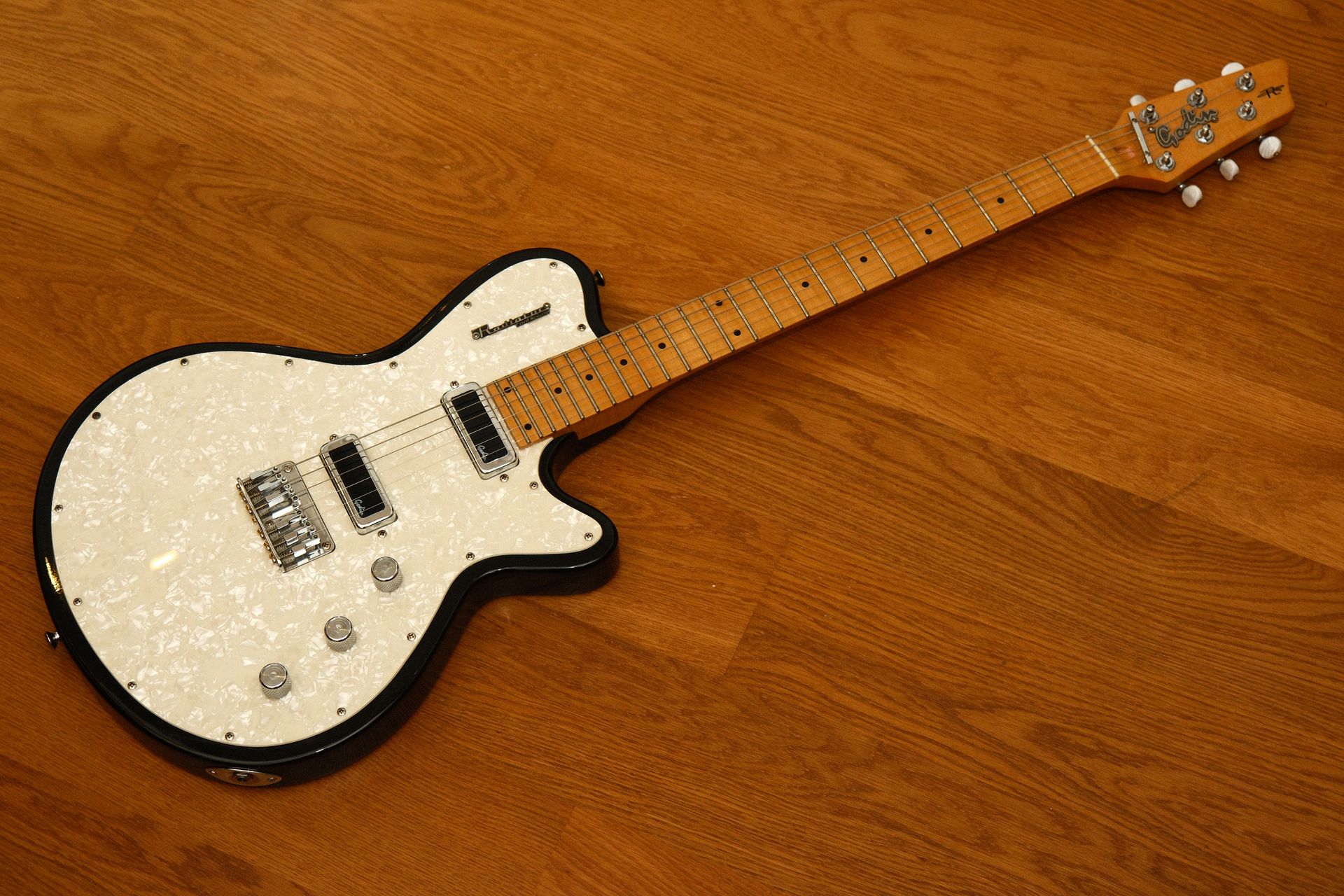 1999 Godin Radiator Schwarz & Perlmut mit Flame Maple Neck