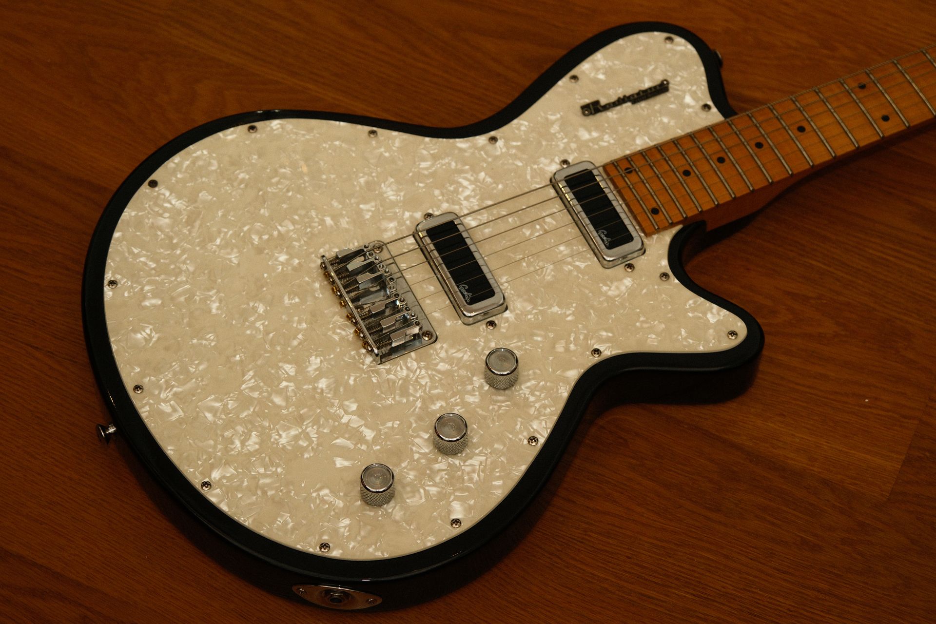 1999 Godin Radiator Schwarz & Perlmut mit Flame Maple Neck