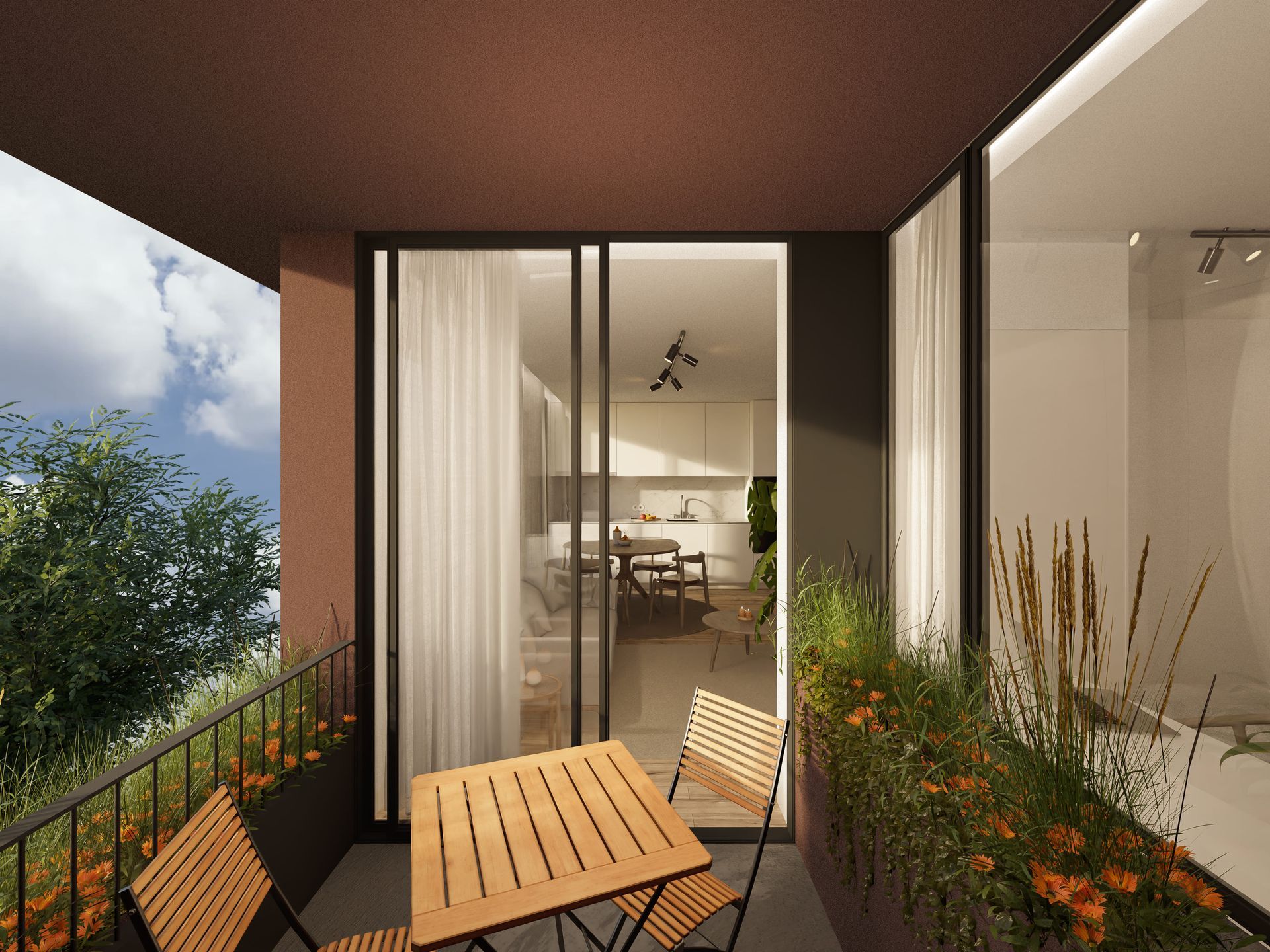 Varanda com mesa e cadeiras de madeira, de frente para uma cozinha iluminada. Plantas exuberantes ladeiam o corrimão.