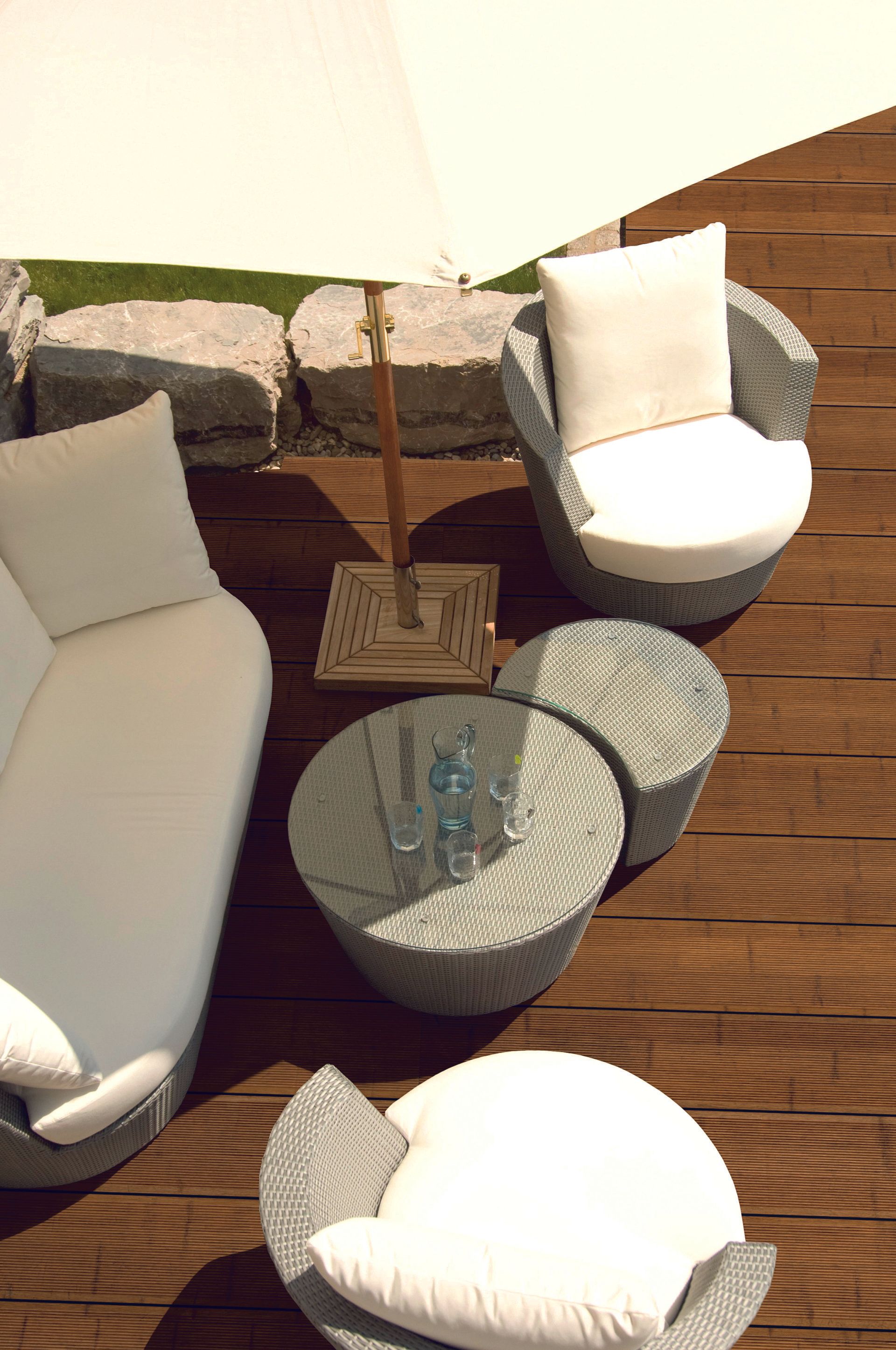 Eine Luftaufnahme einer Terrasse mit Möbeln und einem Sonnenschirm