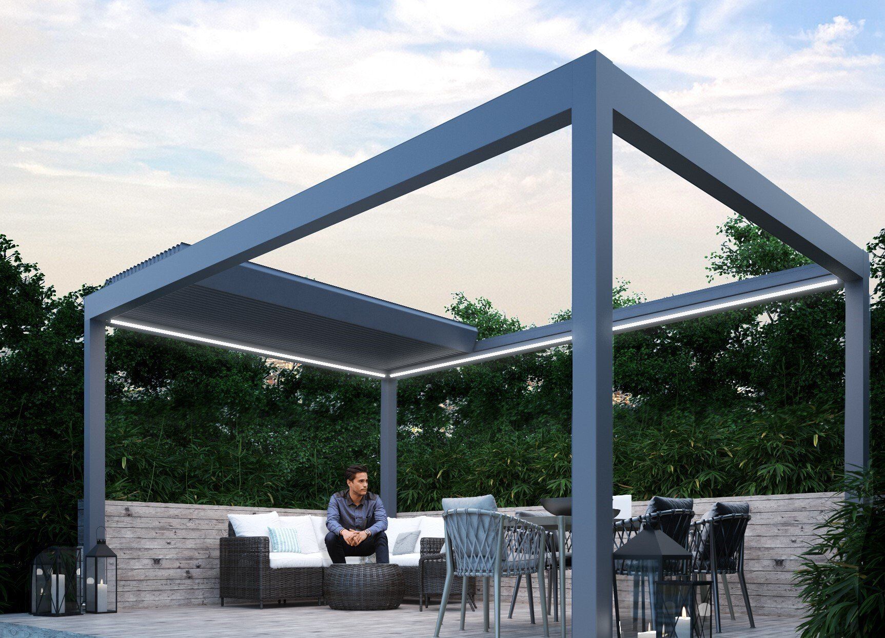 Ein Mann sitzt auf einem Sofa unter einer Pergola.