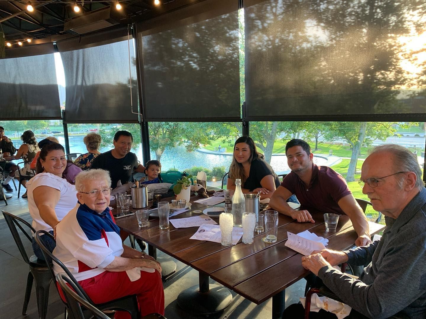 A group of people are sitting around a table in a restaurant.