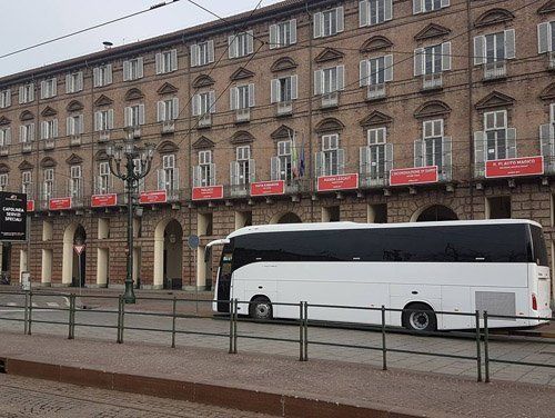 un bus parcheggiato davanti a un edificio a Torino