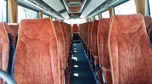 interno di un bus con sedili arancioni