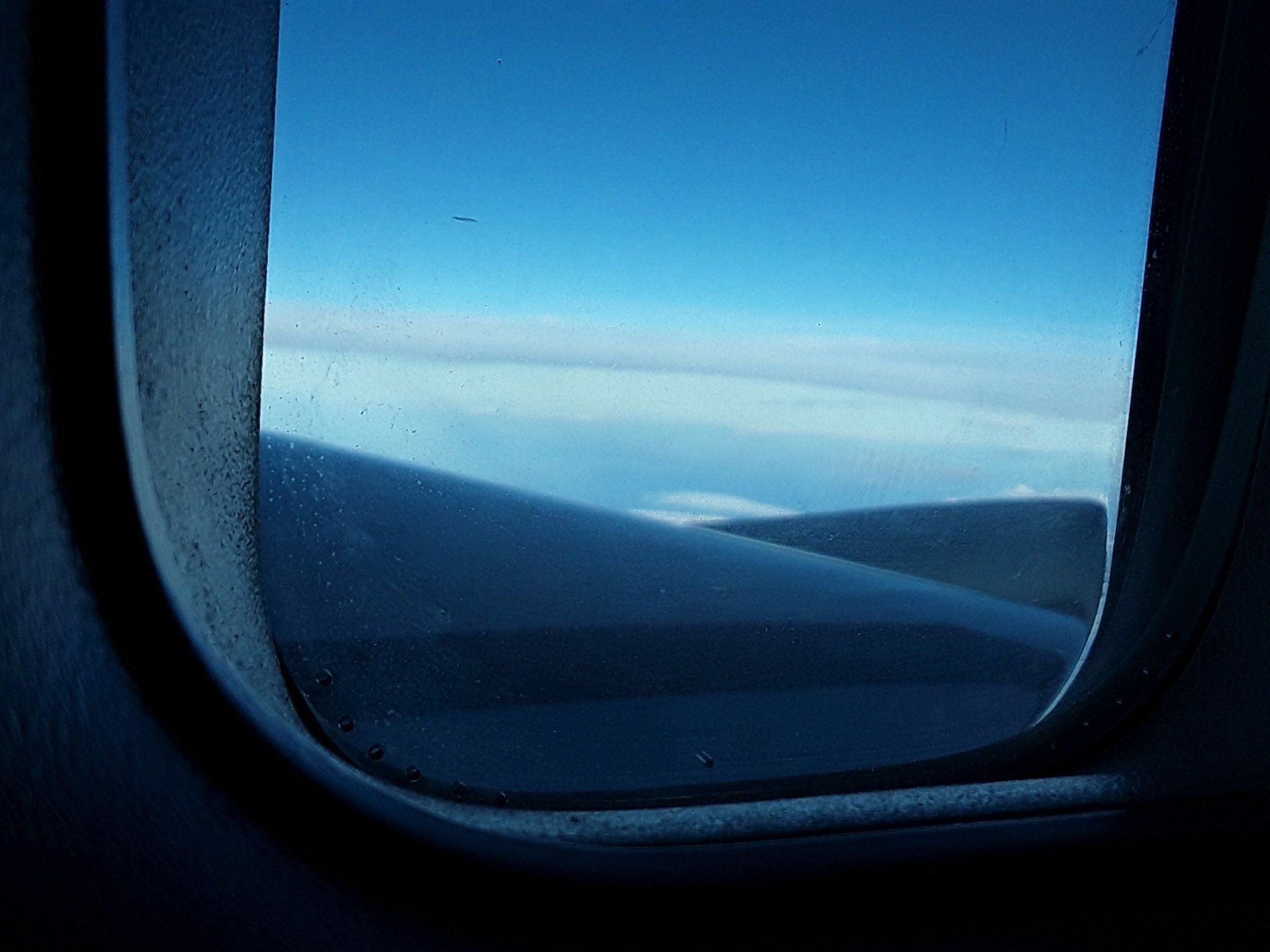 Een zicht op de lucht vanuit een vliegtuigraam.
