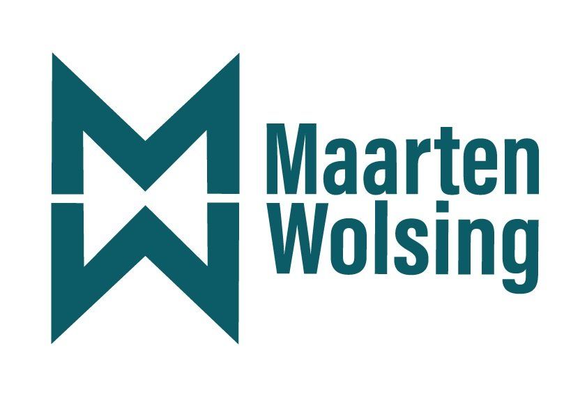 Een logo voor Maarten Wolsing met een blauwe m en w op een witte achtergrond.