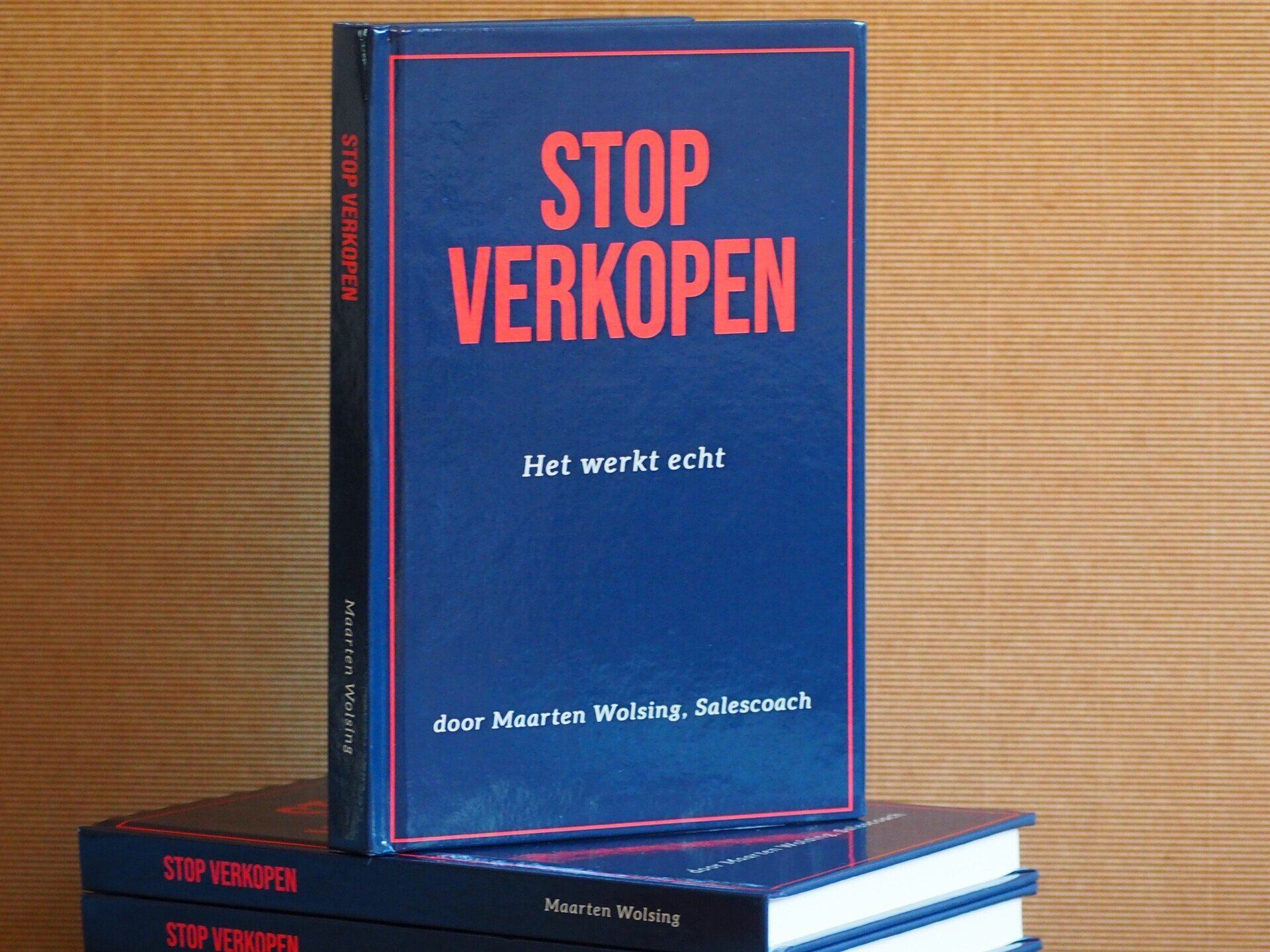 Een boek met de titel stop verkopen wordt op andere boeken gestapeld