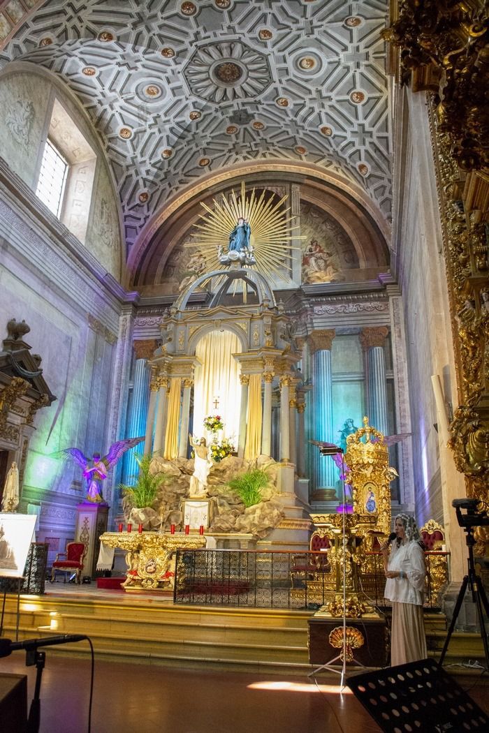 Un hombre está parado frente a un altar en una iglesia.