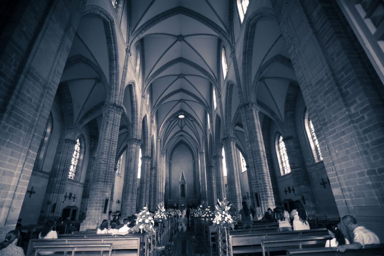 Una fotografía en blanco y negro del interior de una iglesia