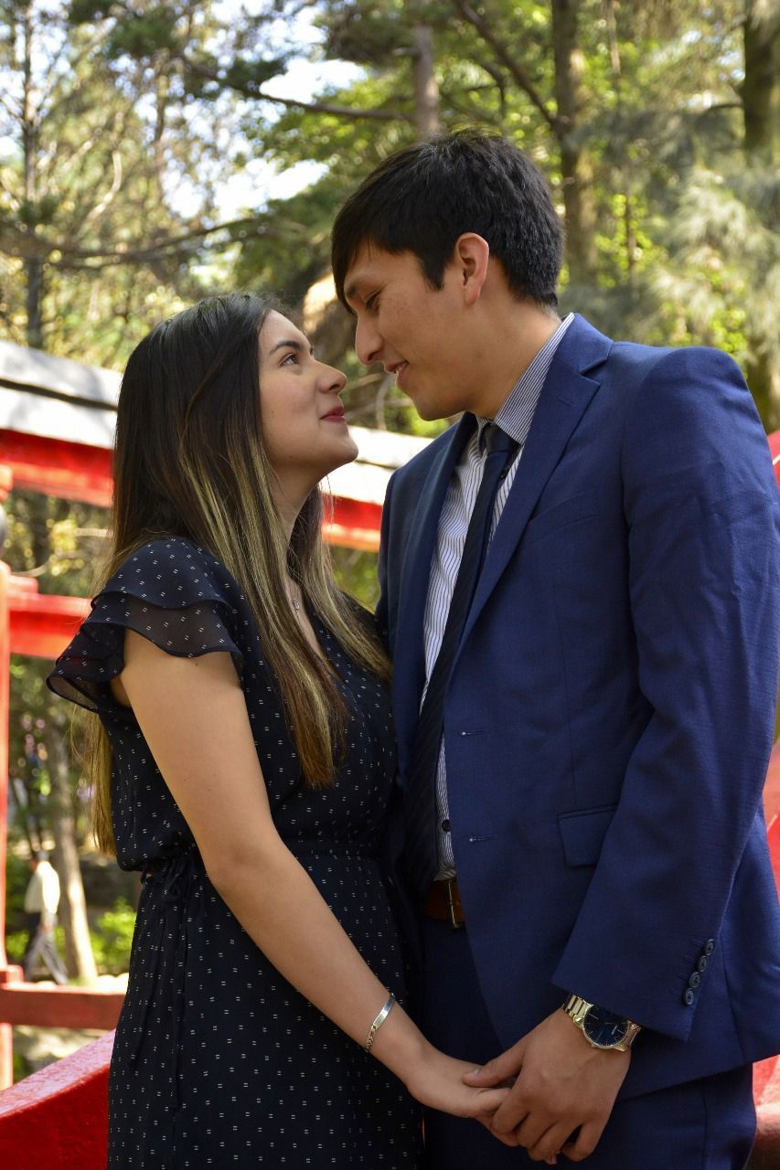 Un hombre y una mujer se toman de la mano y se miran.