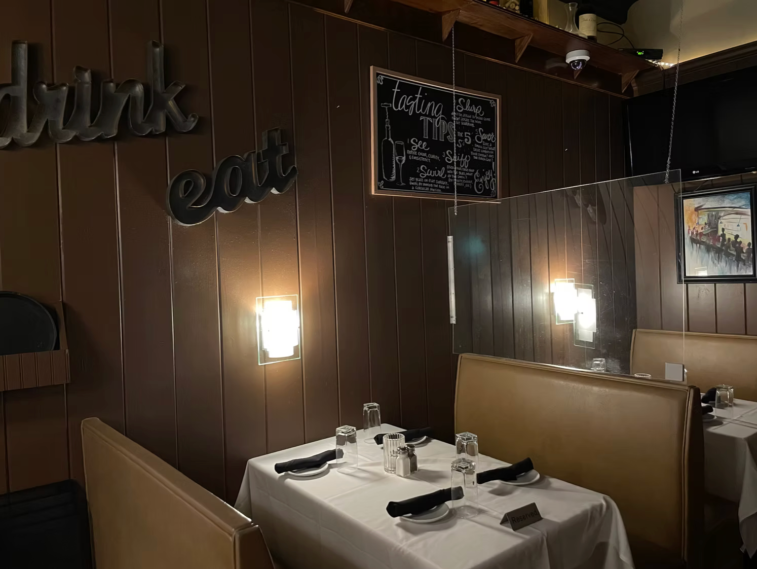 A restaurant with a sign that says dunk on it