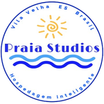 Logotipo da Praia Studios com texto azul, sol amarelo e ondas azuis dentro de um selo circular.