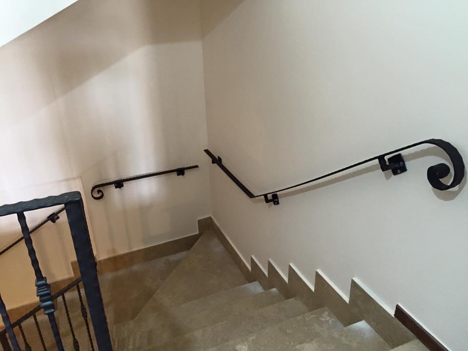 passamano a muro per scala in ferro