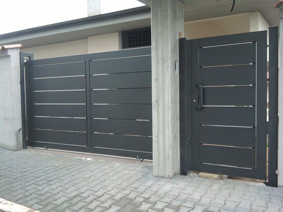 recinzione moderna in ferro a fasce