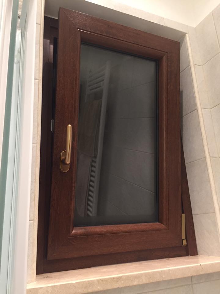 finestra con apertura verso l'interno in legno