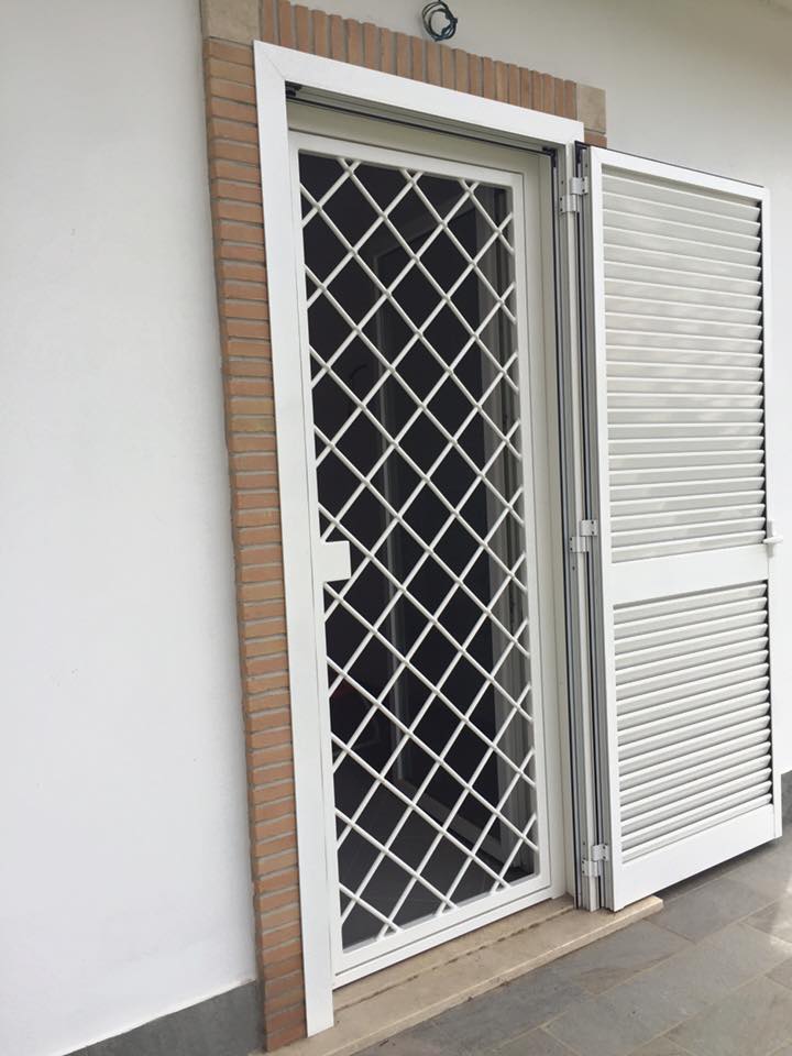 finestra con grata di sicurezza verniciata bianca