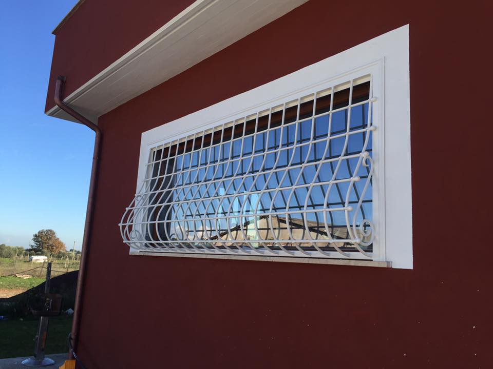 finestra con grate di sicurezza in ferro