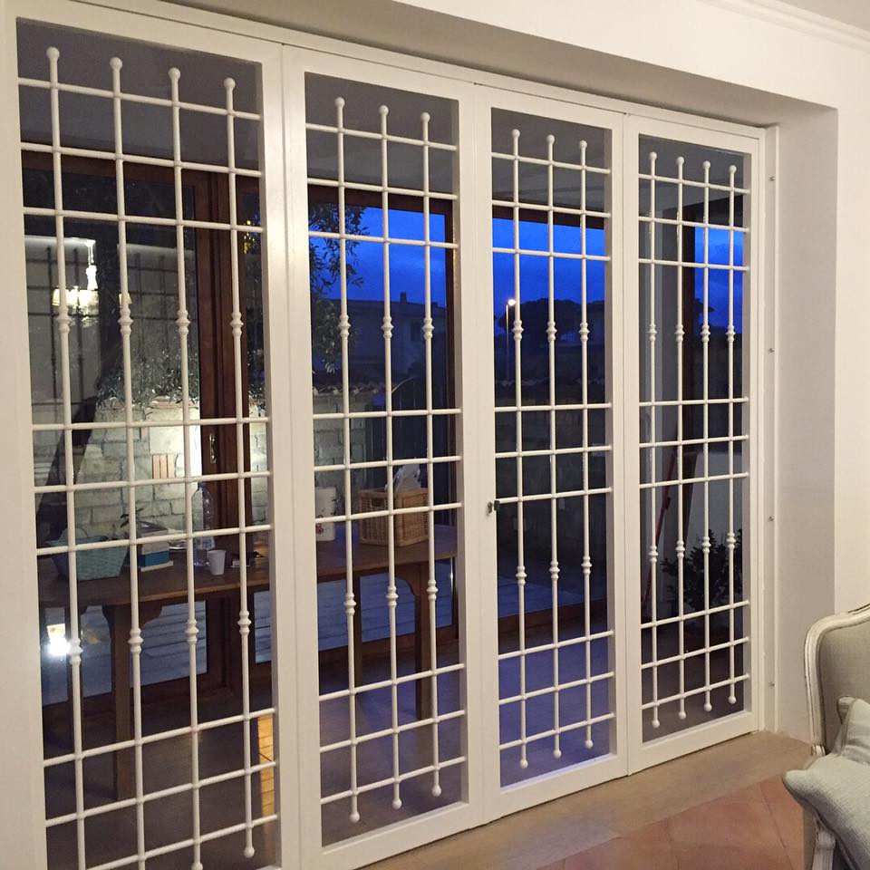 finestra con grate di sicurezza in ferro battuto