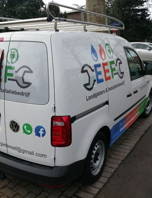 Een witte bestelwagen met het woord 'deef' op de achterkant