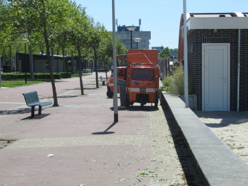 Voertuigen van Saus geparkeerd op de loopstrook