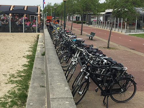 heel veel geparkeerde fietsen op de loopstrook