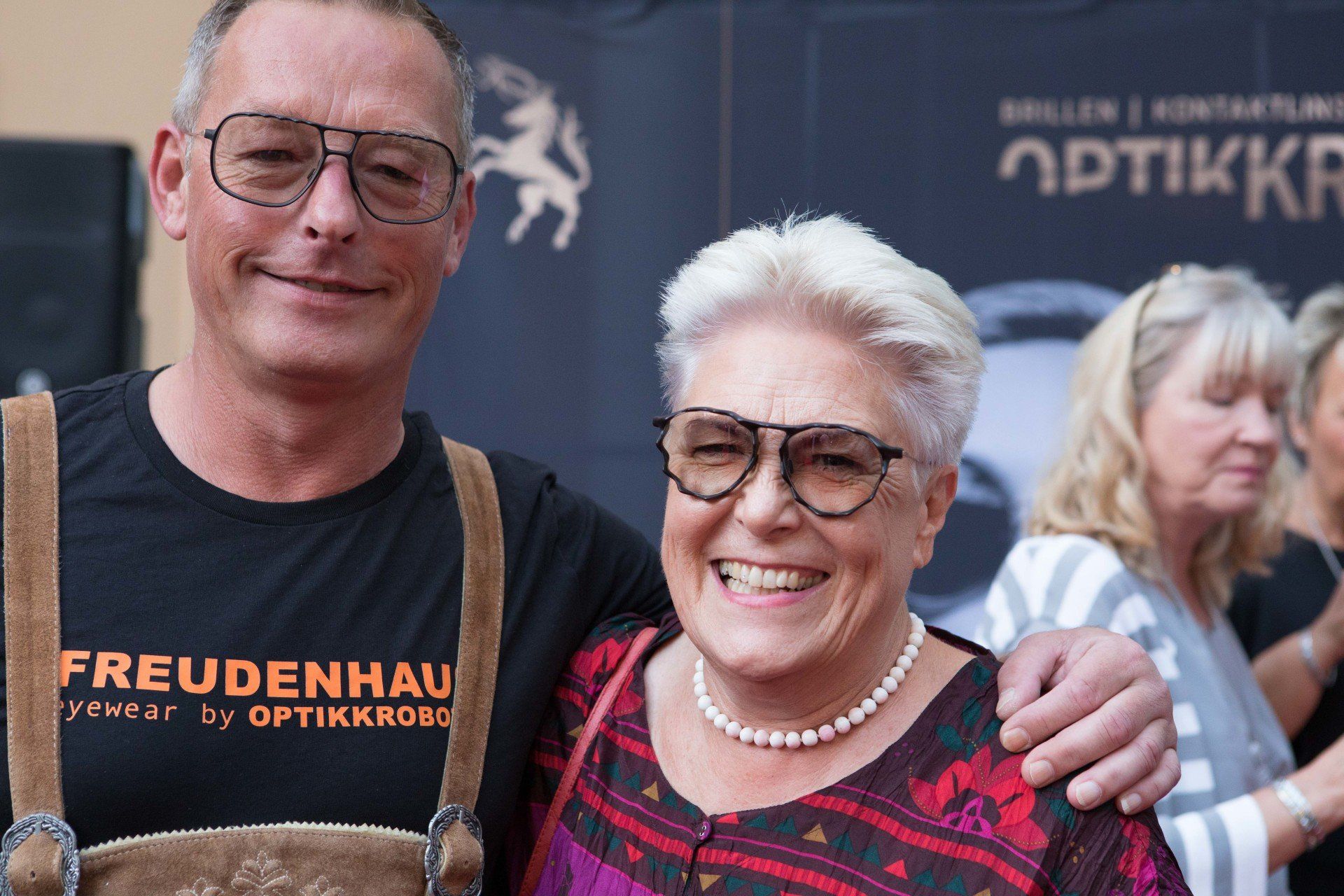 Ein Mann und eine Frau mit Brille posieren für ein Foto.