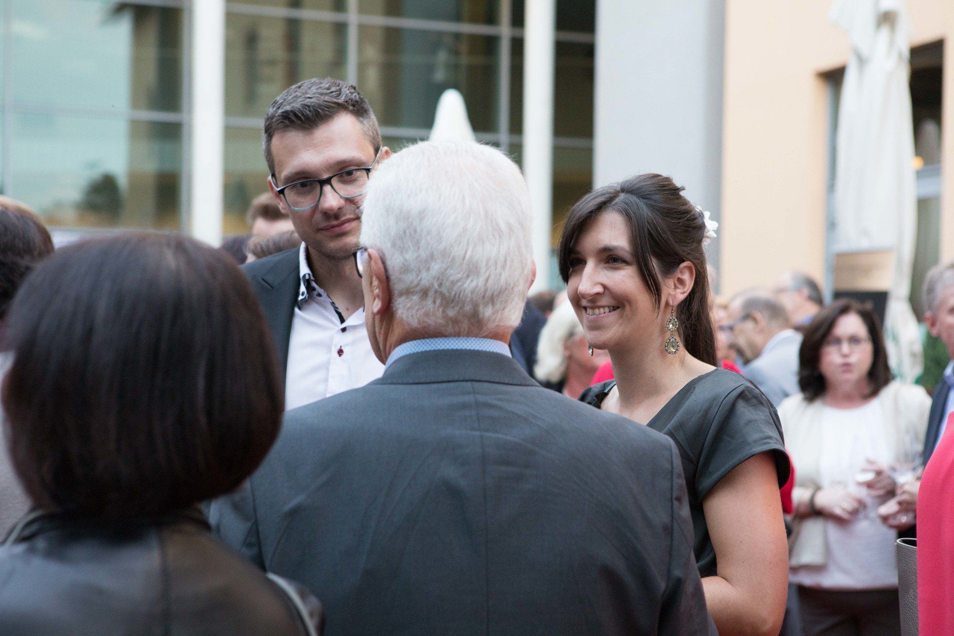 Eine Gruppe von Leuten steht herum und unterhält sich.