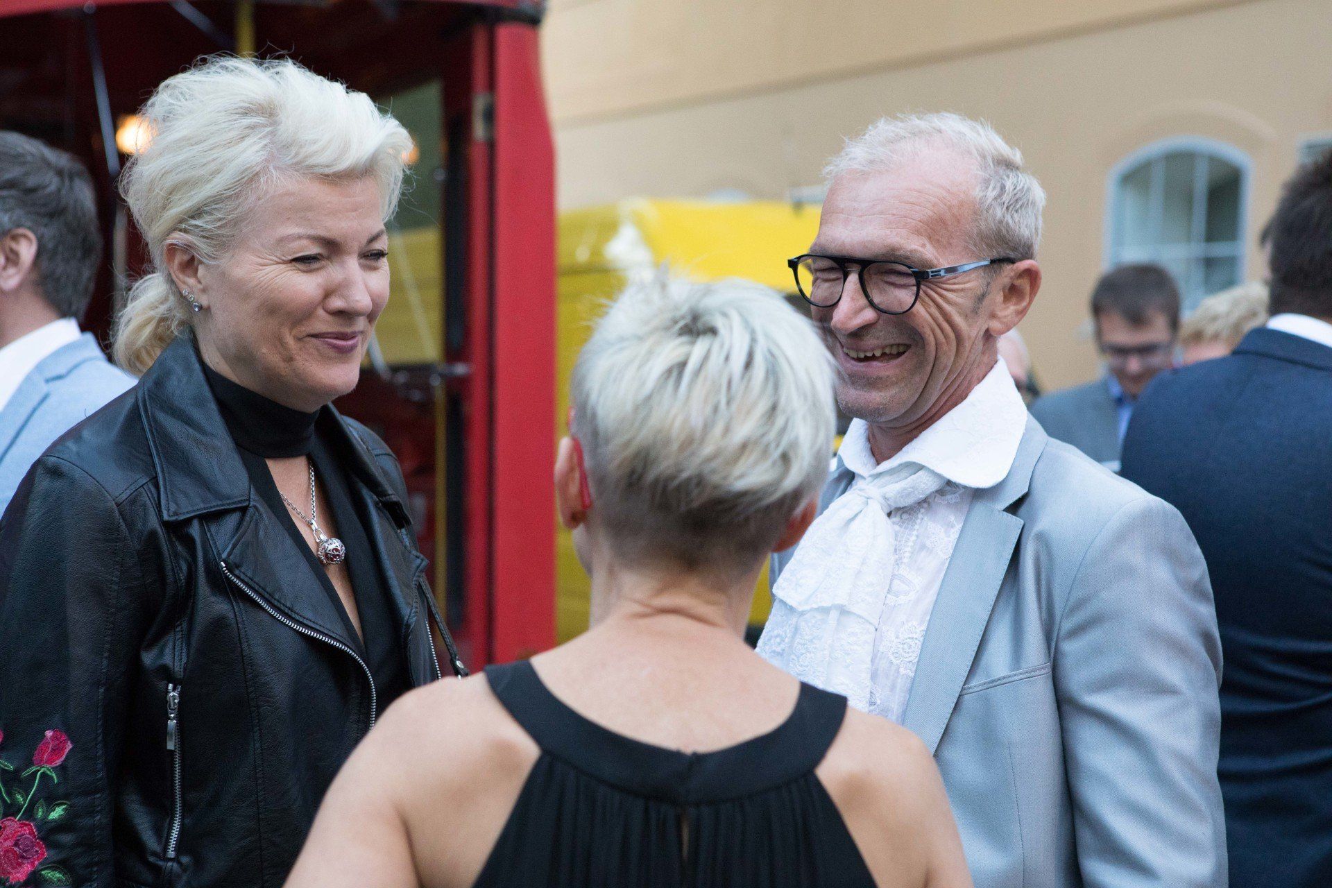 Ein Mann und eine Frau unterhalten sich in einer Menschenmenge miteinander.