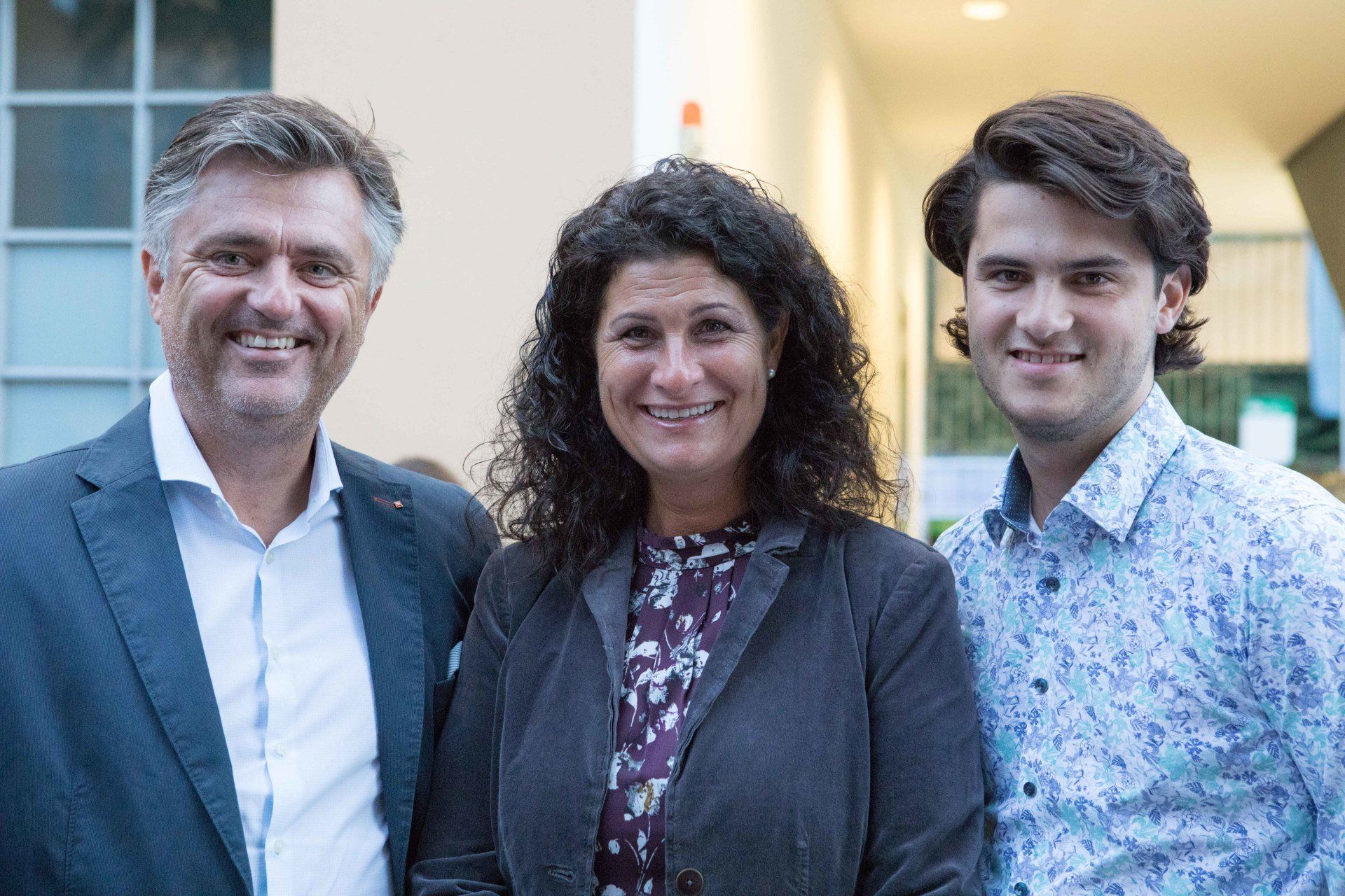 Ein Mann, eine Frau und ein Junge posieren für ein Foto.