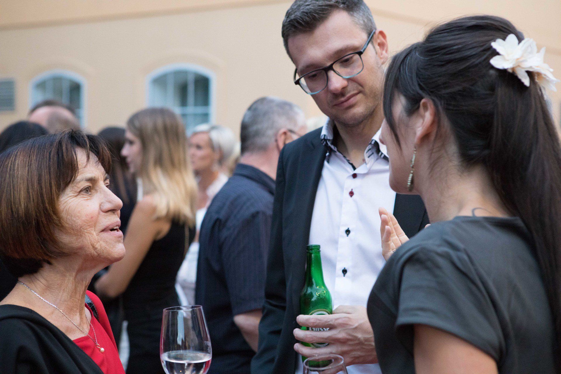 Eine Gruppe von Leuten steht herum und unterhält sich.