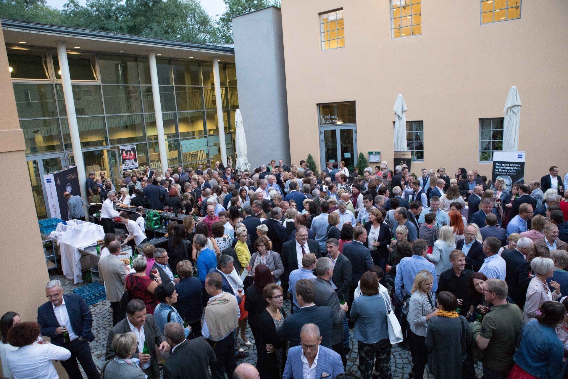 Eine große Gruppe von Menschen hat sich vor einem Gebäude versammelt