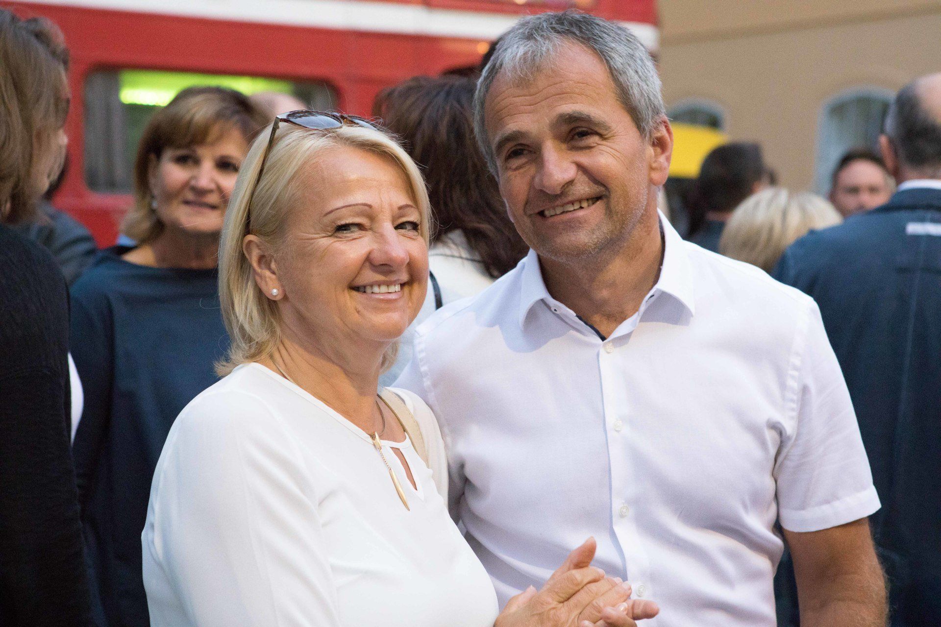 Ein Mann und eine Frau stehen nebeneinander und lächeln.