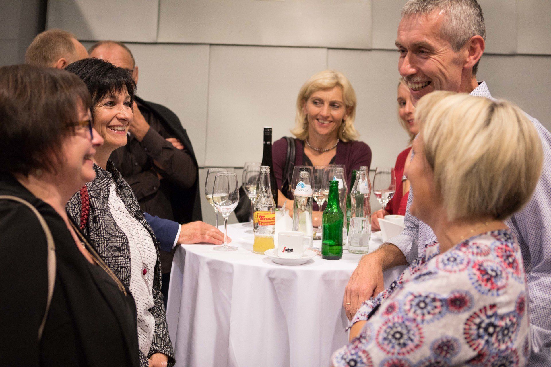 Eine Gruppe von Leuten sitzt an einem Tisch und unterhält sich.