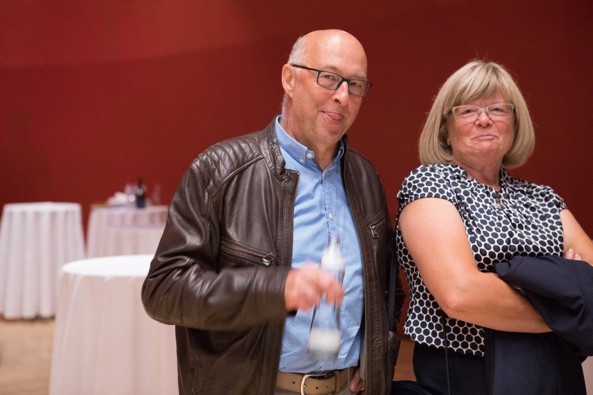 Ein Mann und eine Frau stehen nebeneinander in einem Raum.