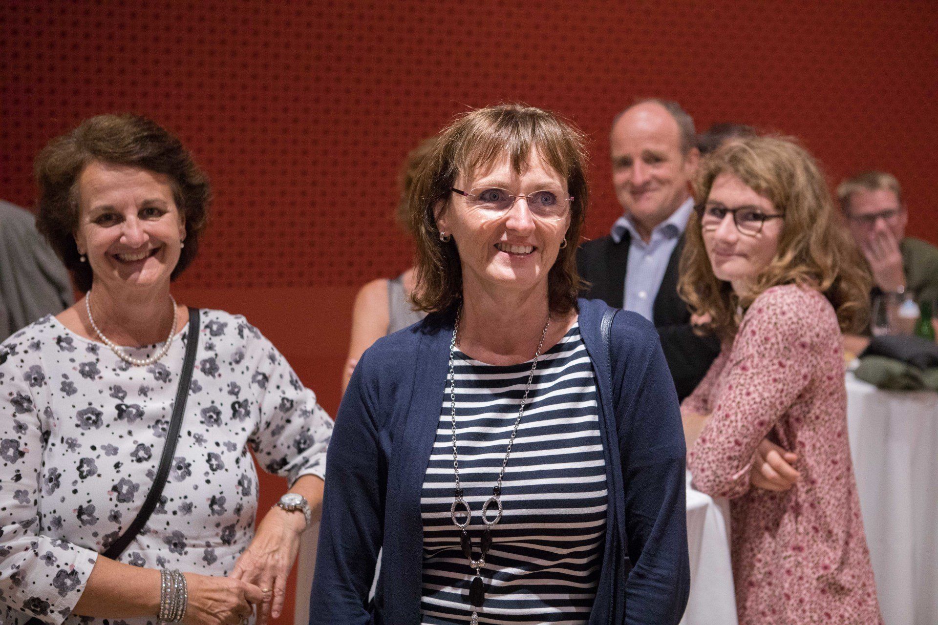 Eine Gruppe von Frauen steht nebeneinander in einem Raum.