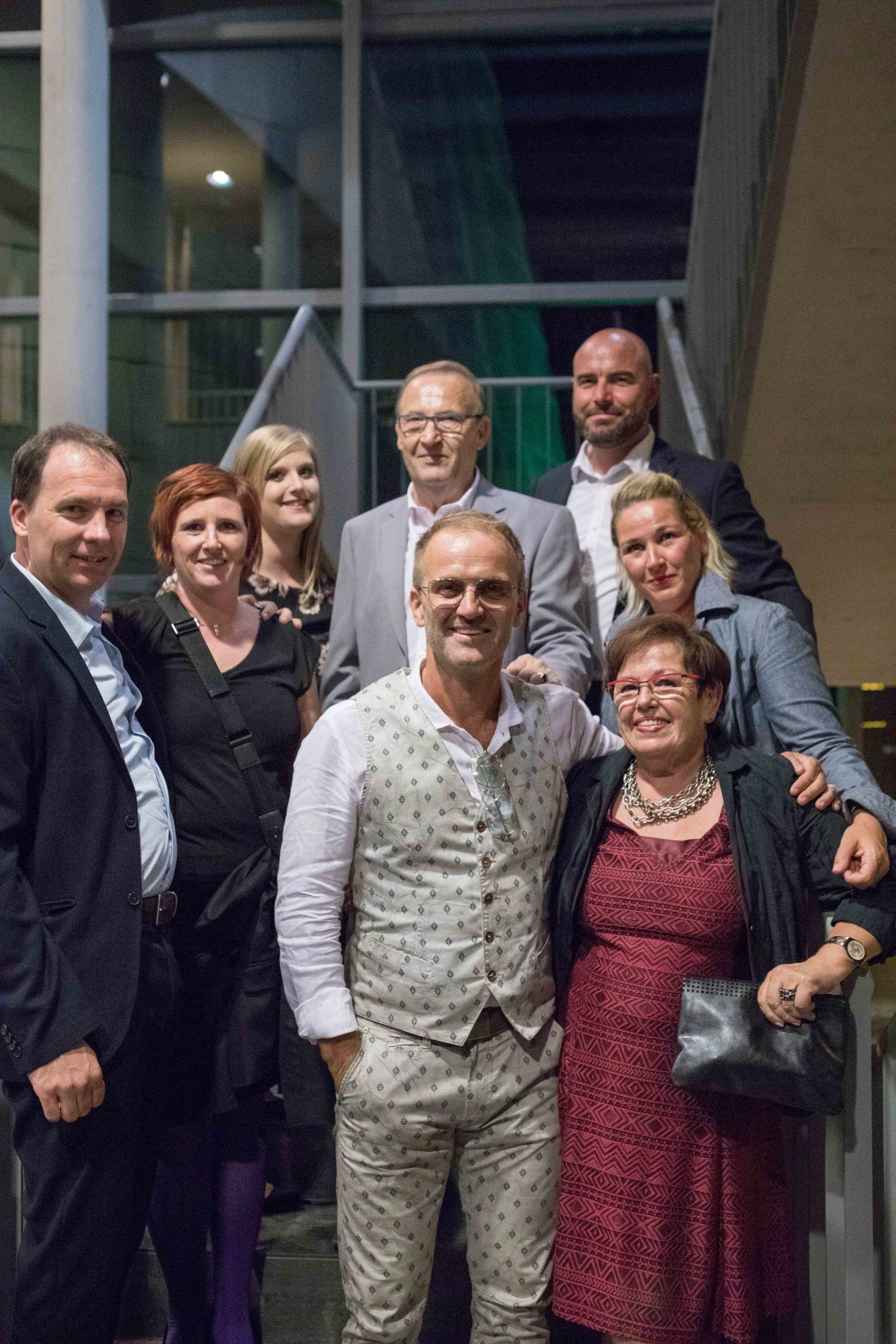 Eine Gruppe von Menschen posiert gemeinsam für ein Foto.