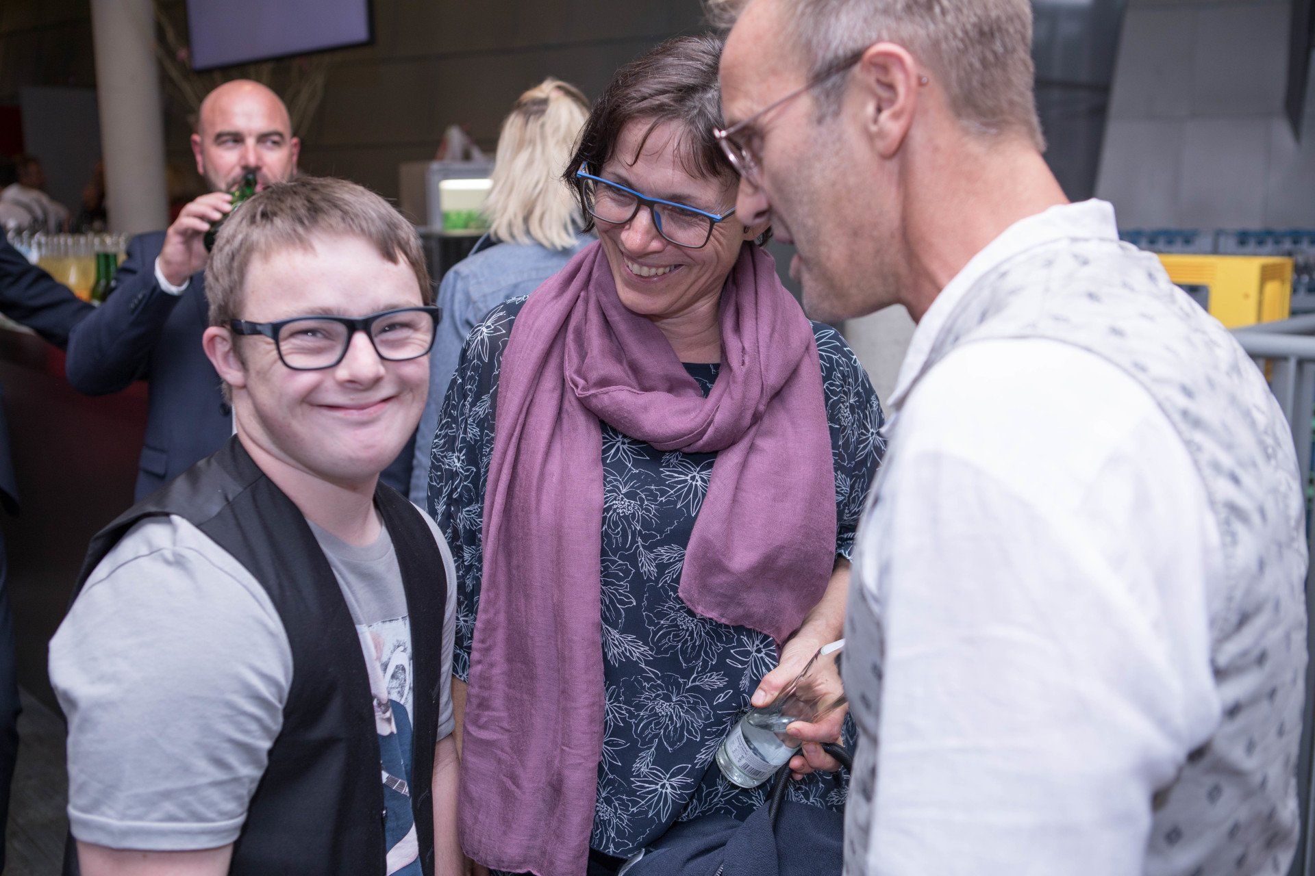 Eine Gruppe von Leuten steht herum und unterhält sich.