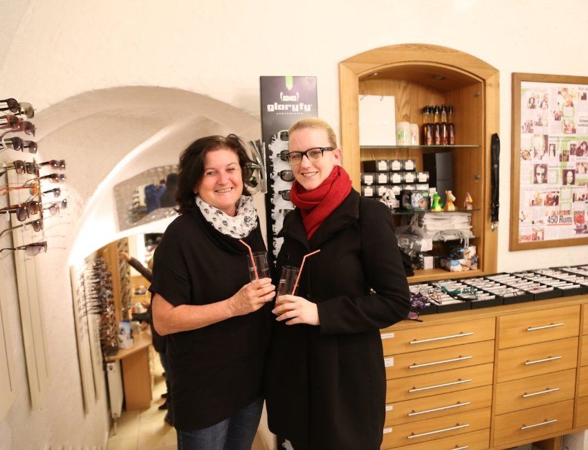Zwei Frauen stehen nebeneinander in einem Optikergeschäft