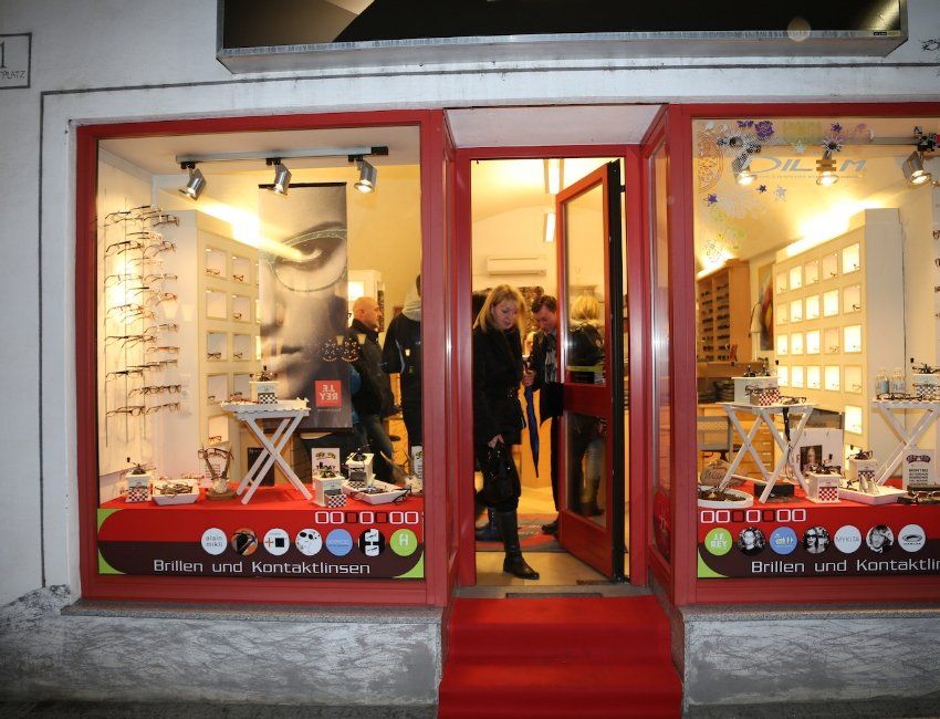 Eine Gruppe von Menschen betritt ein Geschäft mit einer roten Tür