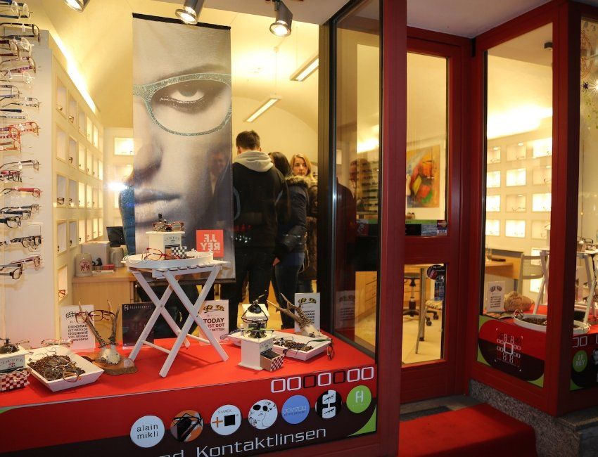 Eine Ladenfront mit einem Schild mit der Aufschrift „Kontaktlinsen“