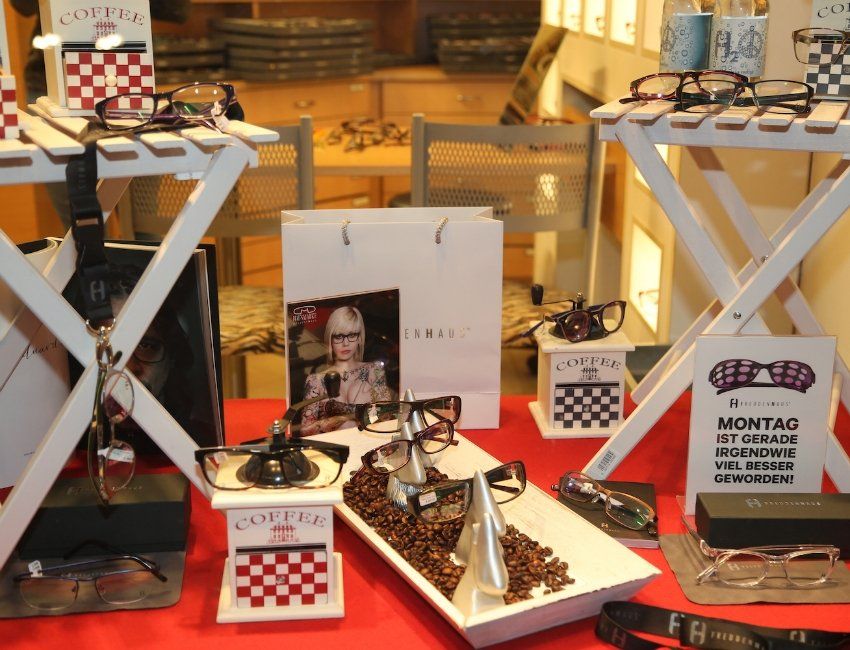 Ein Tisch mit Gläsern und einem Schild mit der Aufschrift Montag