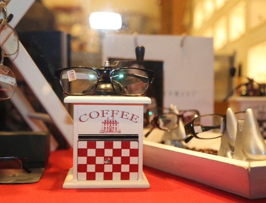 Eine Brille auf einer Kaffeemühle