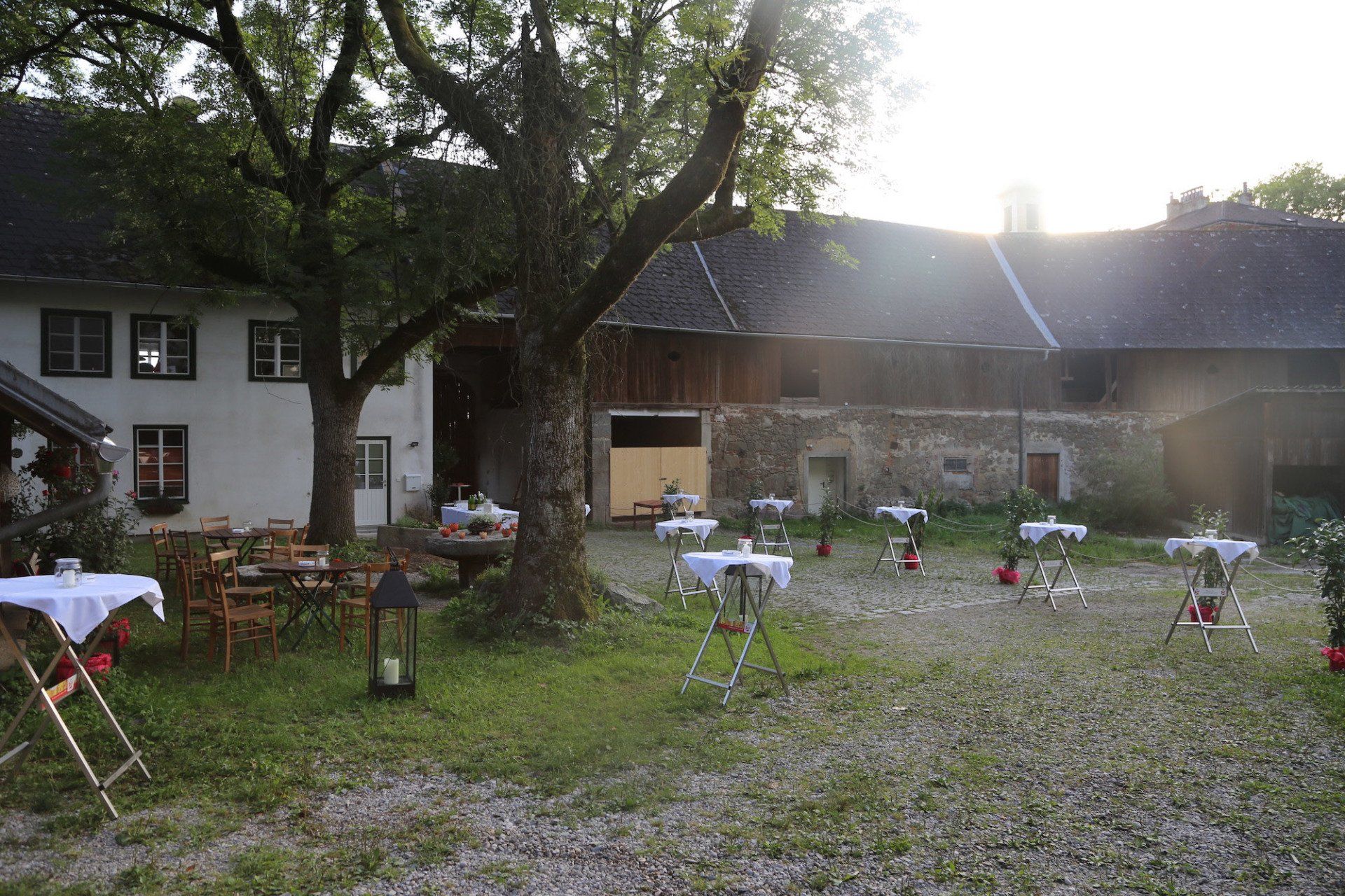 Ein großes Gebäude mit Tischen und Stühlen davor
