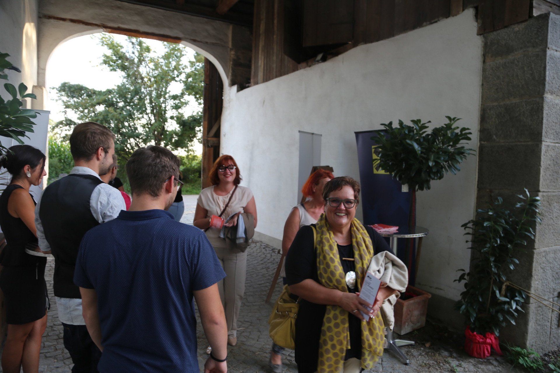 Eine Gruppe von Menschen steht vor einem Gebäude.