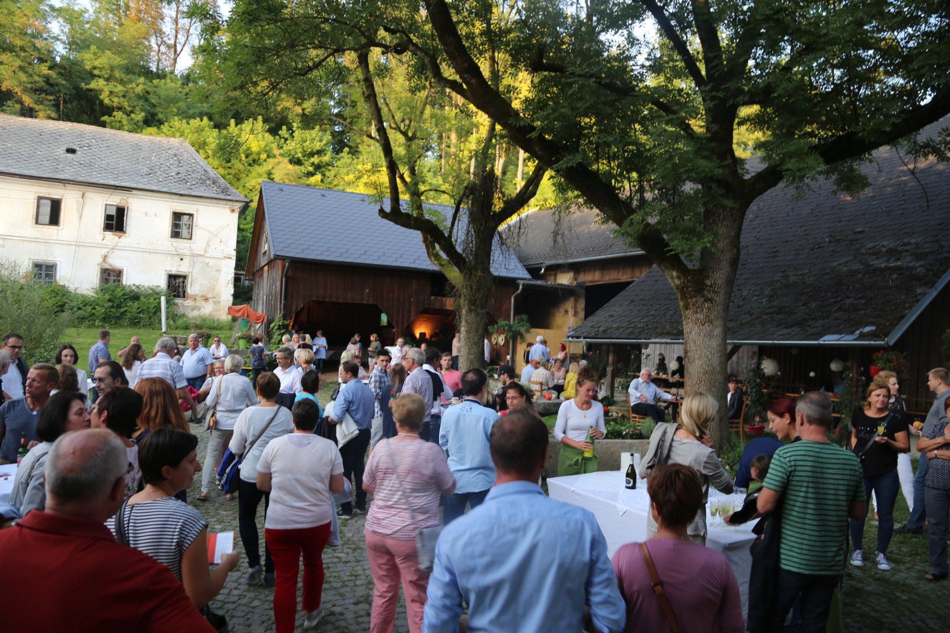 Eine große Gruppe von Menschen steht vor einem Gebäude.