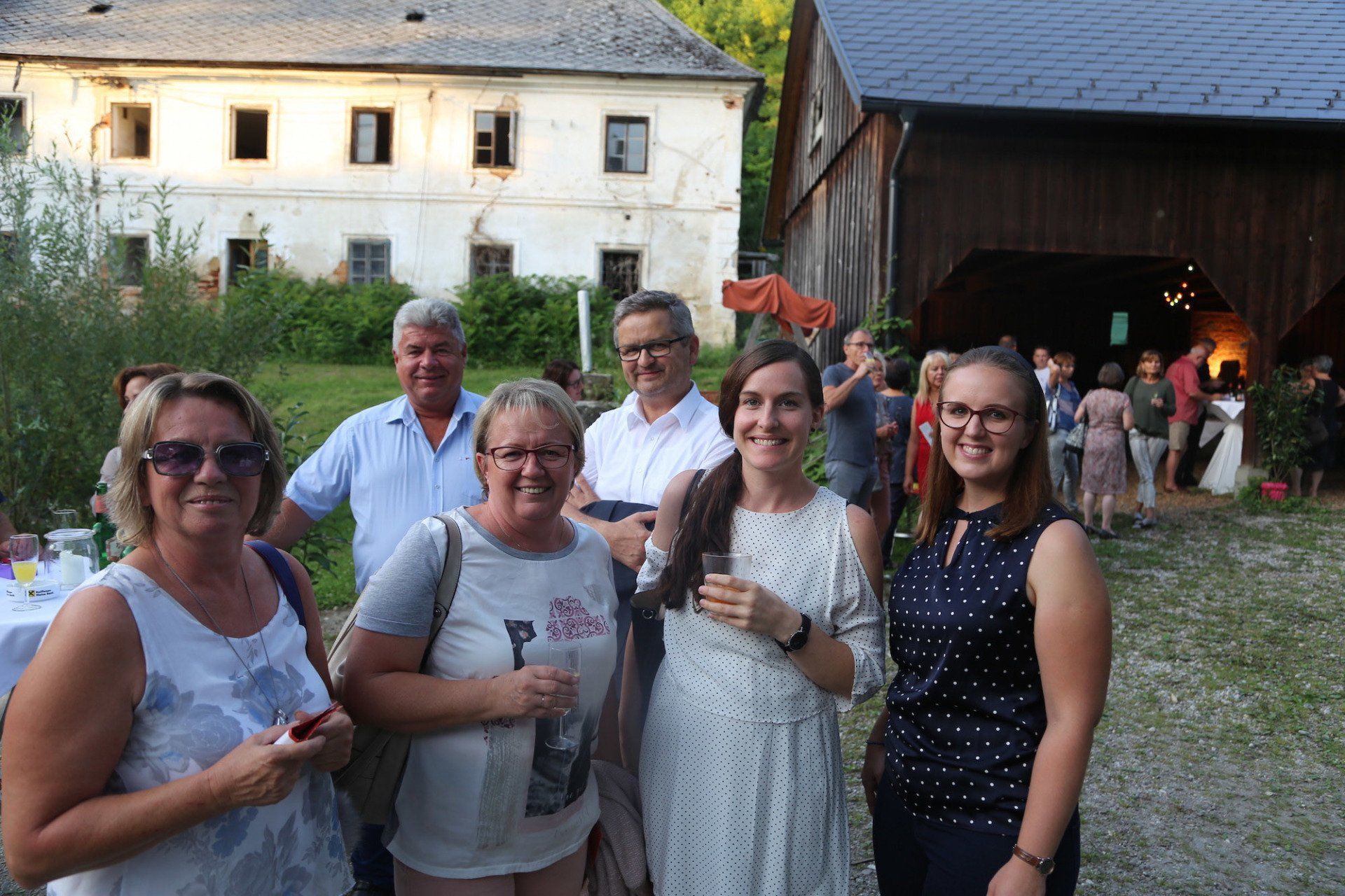 Eine Gruppe von Menschen posiert vor einem Gebäude für ein Foto.