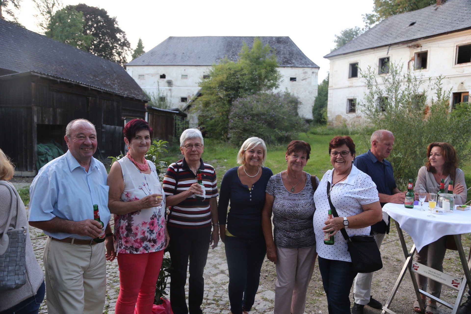 Eine Gruppe von Menschen steht vor einem großen weißen Gebäude.