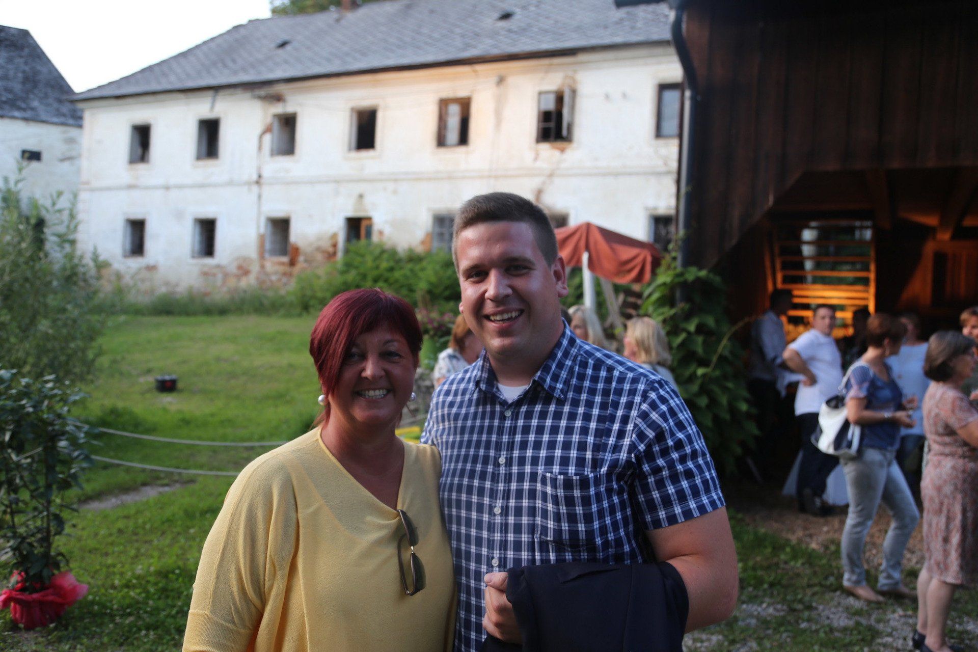 Ein Mann und eine Frau posieren vor einem Gebäude für ein Foto.