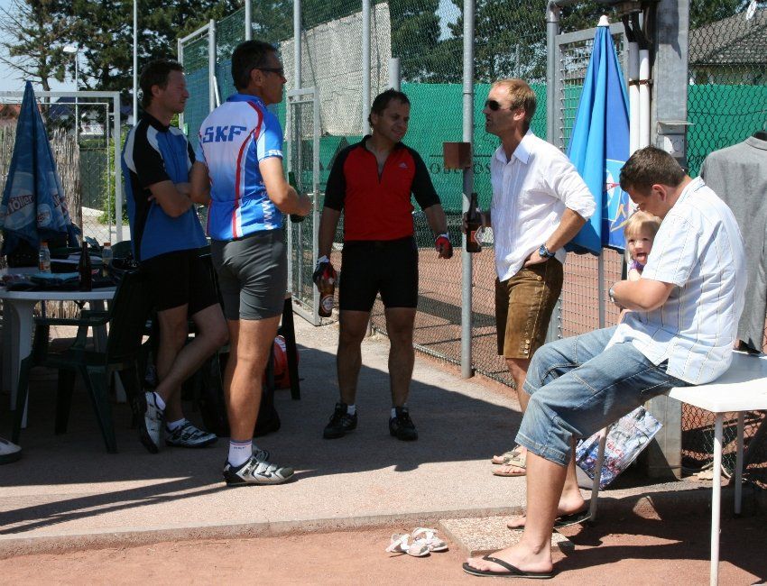 Ein Mann, der ein T-Shirt mit der Aufschrift „SKF“ trägt