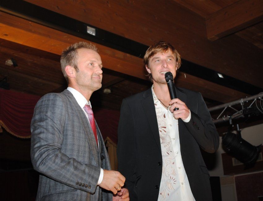 Zwei Männer stehen nebeneinander und einer hält ein Mikrofon